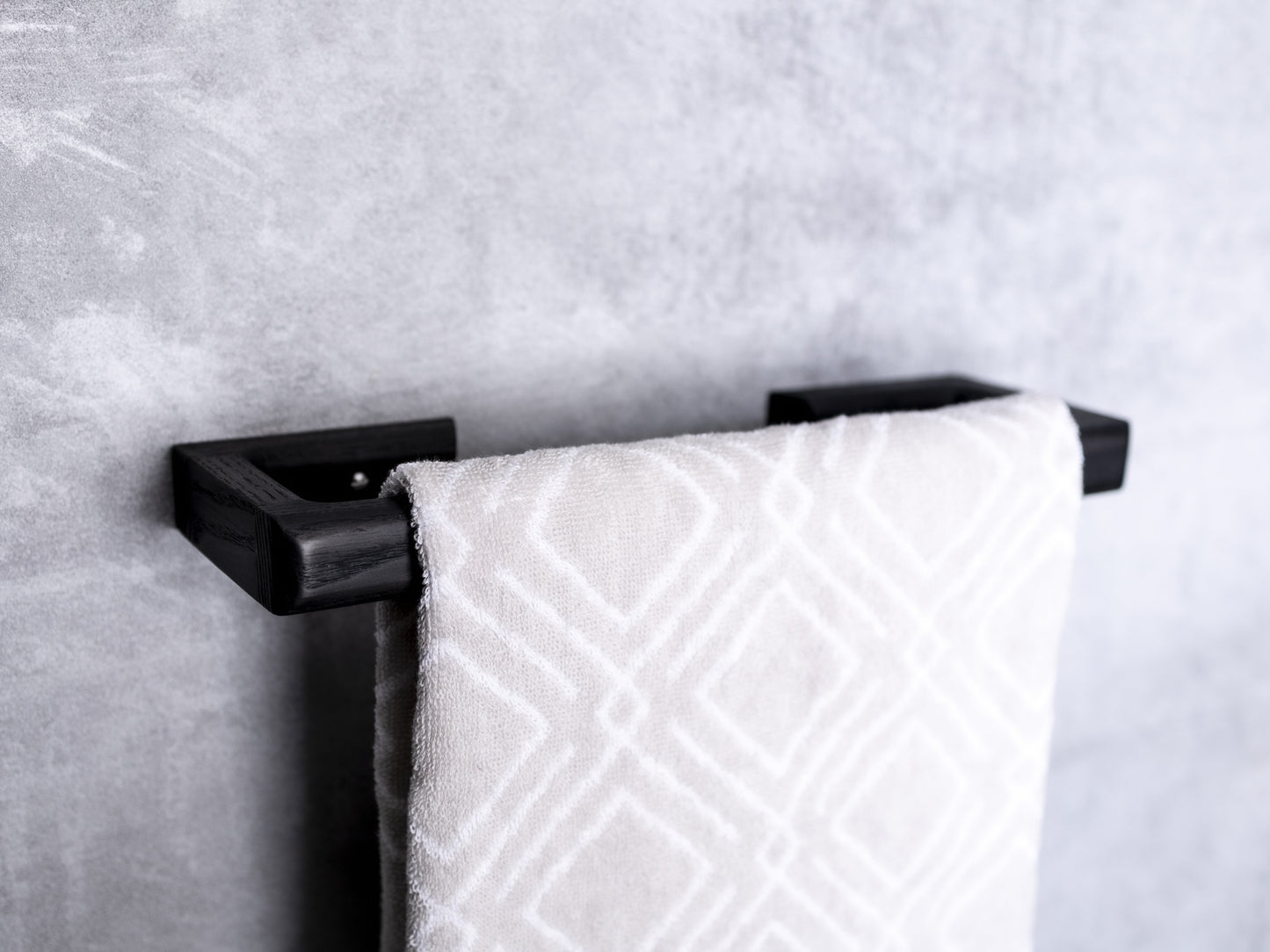 Noir Intense | Porte-serviettes en frêne | Collection de meubles de salle de bain 